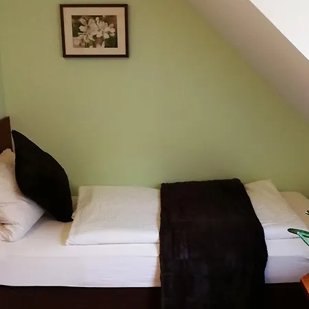 Отель Ellenbergs Restaurant & *